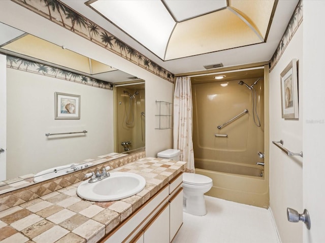 4567 Great Lakes Dr S, Clearwater, FL 33762 - bathroom featuring vanity and shower / bathtub combination with curtain