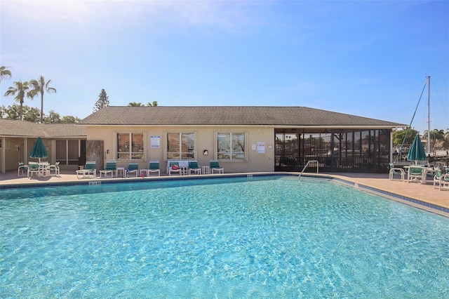 4052 Marine Pkwy, New Port Richey, FL 34652 - community pool with a patio