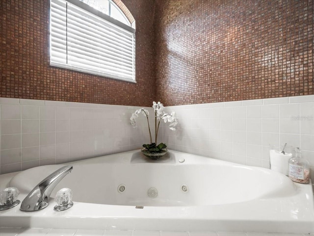 12060 Sapphire Dr, Spring Hill, FL 34609 - bathroom with a jetted tub