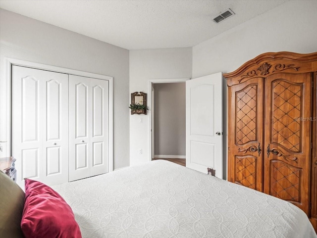 12060 Sapphire Dr, Spring Hill, FL 34609 - bedroom with a closet and a textured ceiling