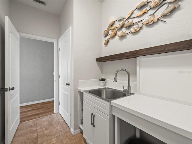 12060 Sapphire Dr, Spring Hill, FL 34609 - laundry room with a sink and baseboards