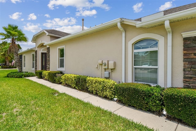 20820 Amanda Oak Ct, Land O Lakes, FL 34638 - view of side of property featuring stucco siding and a lawn