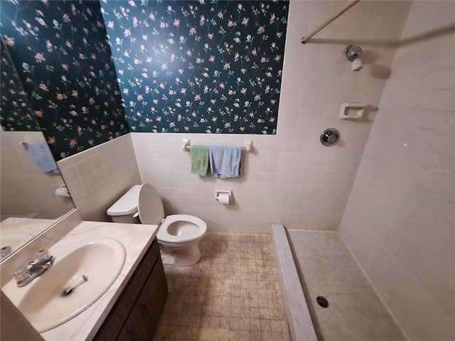 4420 Sawgrass Blvd, New Port Richey, FL 34653 - full bath featuring a tile shower, vanity, tile walls, wainscoting, and wallpapered walls