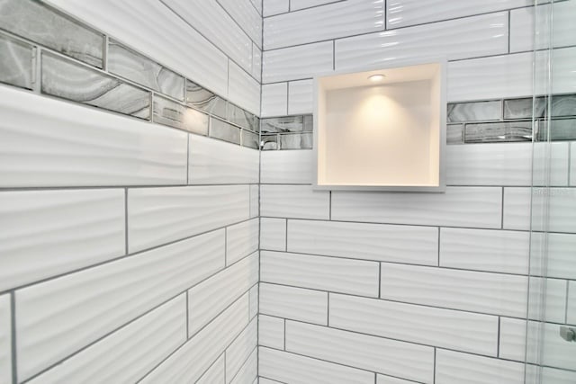 5339 Bowline Bnd, New Port Richey, FL 34652 - bathroom featuring tiled shower