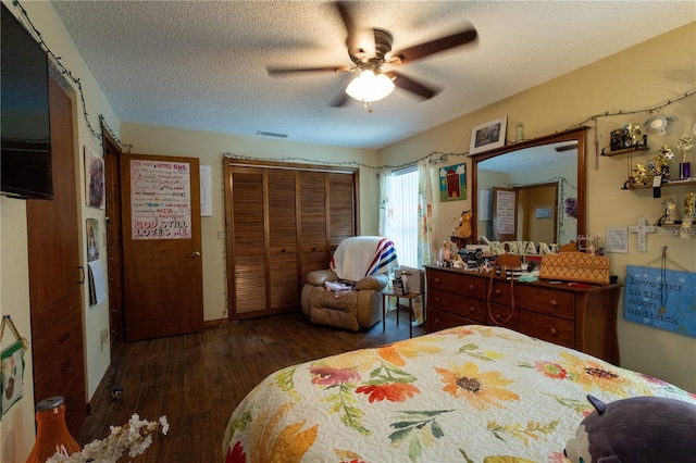 7550 Jomel Dr, Weeki Wachee, FL 34607 - bedroom featuring wood-type flooring, a closet, a textured ceiling, and a ceiling fan