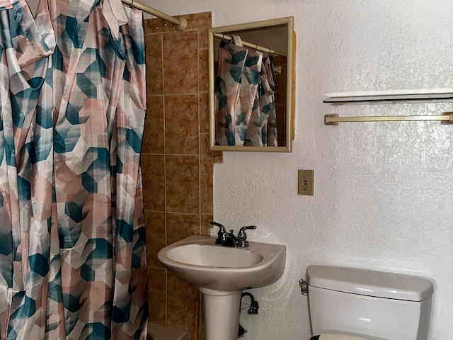 723 W Bayshore Dr, Tarpon Springs, FL 34689 - bathroom with curtained shower and a textured wall