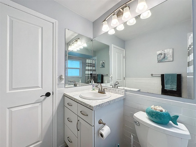 11722 Carissa Ln Unit 49A, New Port Richey, FL 34654 - bathroom featuring vanity, wainscoting, tile walls, and curtained shower