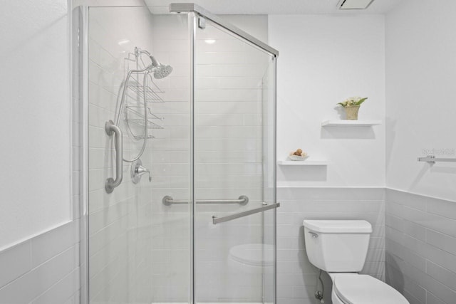 6702 Dartmoor Ln Unit 7A, New Port Richey, FL 34653 - bathroom with a stall shower and wainscoting