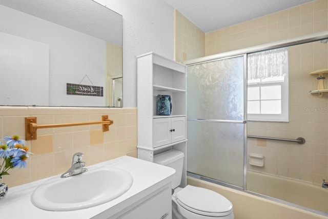 6702 Dartmoor Ln Unit 7A, New Port Richey, FL 34653 - bathroom featuring vanity, enclosed tub / shower combo, and backsplash