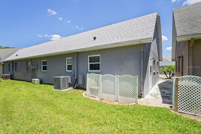 6702 Dartmoor Ln Unit 7A, New Port Richey, FL 34653 - back of house featuring stucco siding and a yard