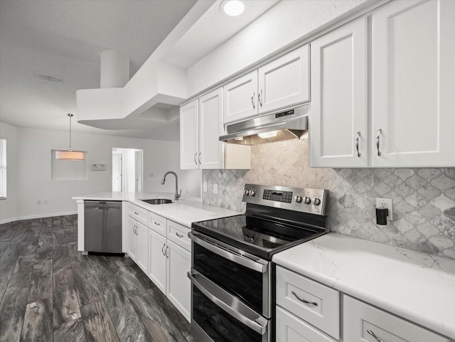 15430 Oakcrest Cir, Brooksville, FL 34604 - kitchen featuring appliances with stainless steel finishes, under cabinet range hood, white cabinets, decorative backsplash, and a peninsula