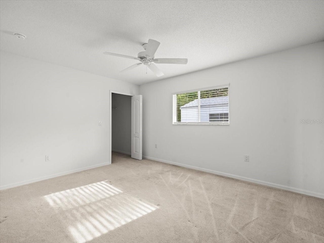 15430 Oakcrest Cir, Brooksville, FL 34604 - spare room featuring carpet flooring, a ceiling fan, a textured ceiling, and a smoke detector