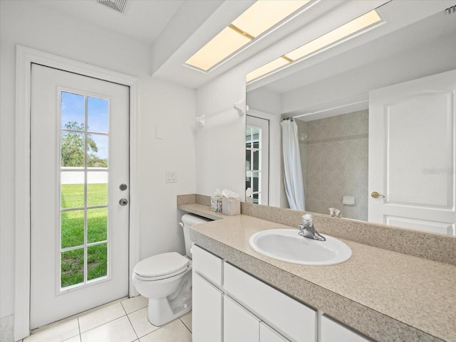 15430 Oakcrest Cir, Brooksville, FL 34604 - bathroom featuring tile patterned floors, vanity, and curtained shower