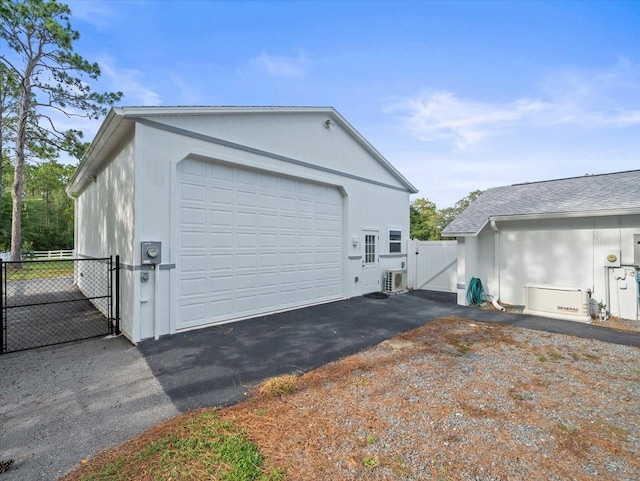 15430 Oakcrest Cir, Brooksville, FL 34604 - detached garage featuring a gate