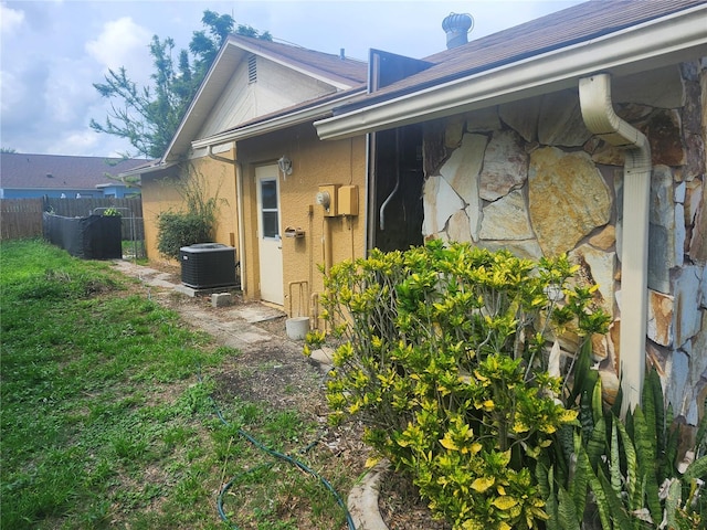 7338 Foxbloom Dr, Port Richey, FL 34668 - view of side of home with stone siding and stucco siding