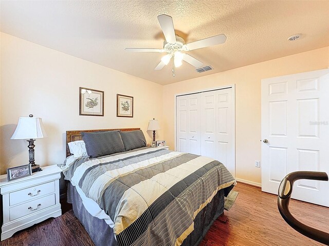 9431 Spring Hill Dr, Spring Hill, FL 34608 - bedroom featuring dark wood finished floors, a closet, a textured ceiling, and ceiling fan