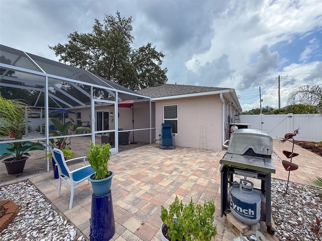 9431 Spring Hill Dr, Spring Hill, FL 34608 - rear view of property with stucco siding, a gate, a patio area, a lanai, and roof with shingles