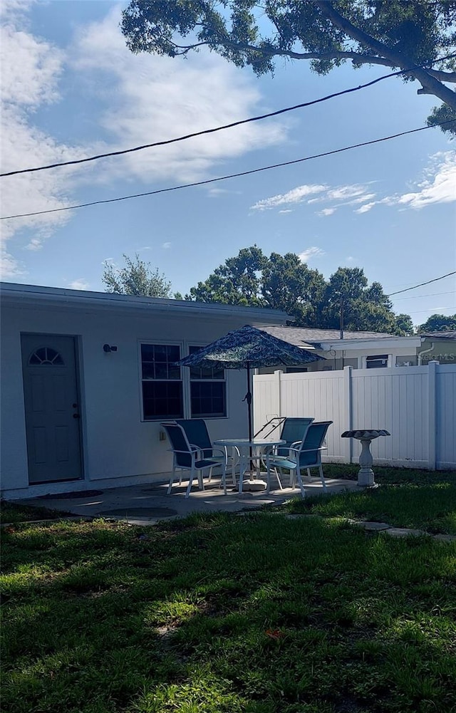 2870 26th Ave N, Saint Petersburg, FL 33713 - back of property with a patio