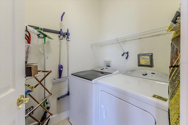 9406 Burnam Dr, Weeki Wachee, FL 34613 - laundry room featuring washing machine and dryer and baseboards