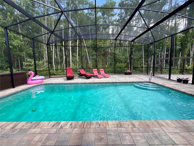 10060 Chip Ln, New Port Richey, FL 34654 - swimming pool featuring a patio and glass enclosure