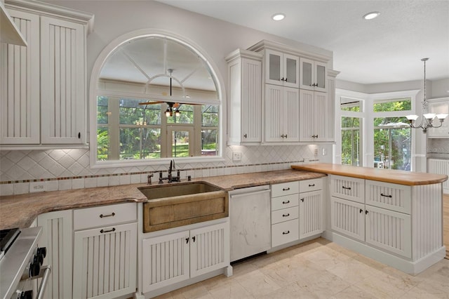 7268 Crystal Spring Run, Weeki Wachee, FL 34607 - kitchen with a peninsula, appliances with stainless steel finishes, plenty of natural light, backsplash, and recessed lighting