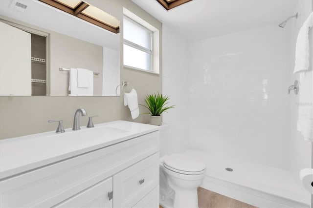 2954 Leisure Ct, Dunedin, FL 34698 - full bath featuring vanity, tiled shower, and wood finished floors