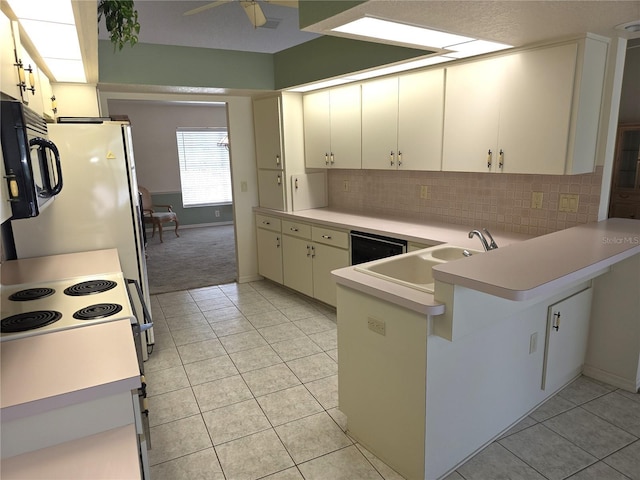 9168 Southern Comfort Ct, Weeki Wachee, FL 34613 - kitchen featuring light tile patterned floors, a peninsula, light countertops, and decorative backsplash