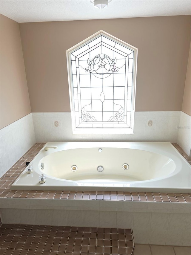 9168 Southern Comfort Ct, Weeki Wachee, FL 34613 - full bath featuring a tub with jets