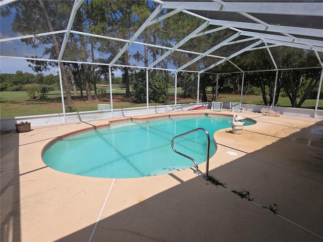 9168 Southern Comfort Ct, Weeki Wachee, FL 34613 - outdoor pool featuring a patio and glass enclosure