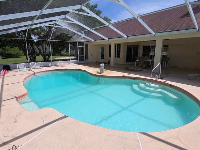 9168 Southern Comfort Ct, Weeki Wachee, FL 34613 - swimming pool with a patio and glass enclosure