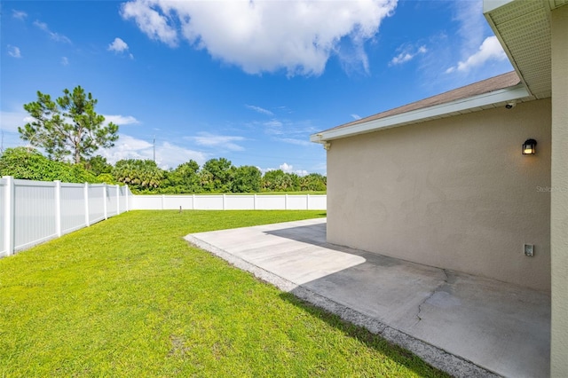 12119 Barnsley Reserve Pl, Gibsonton, FL 33534 - fenced backyard with a patio
