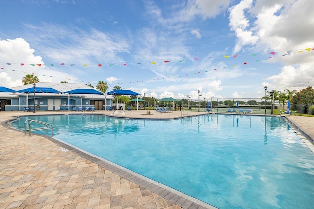 12119 Barnsley Reserve Pl, Gibsonton, FL 33534 - community pool with a patio area