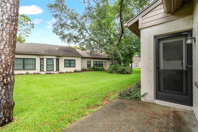 6085 Pekin Ct, Spring Hill, FL 34606 - view of grassy yard featuring a patio