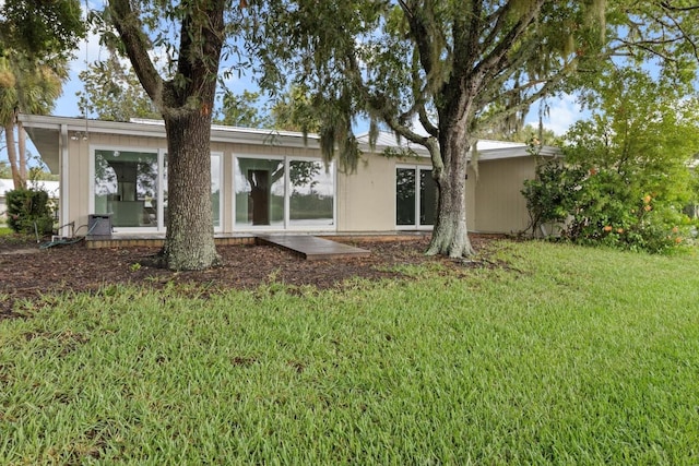 11446 W Bayshore Dr Unit 36, Crystal River, FL 34429 - rear view of house with a lawn