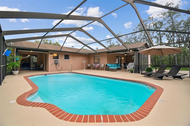18531 Ozark Dr, Hudson, FL 34667 - swimming pool with an outdoor hangout area, a ceiling fan, a patio area, and glass enclosure