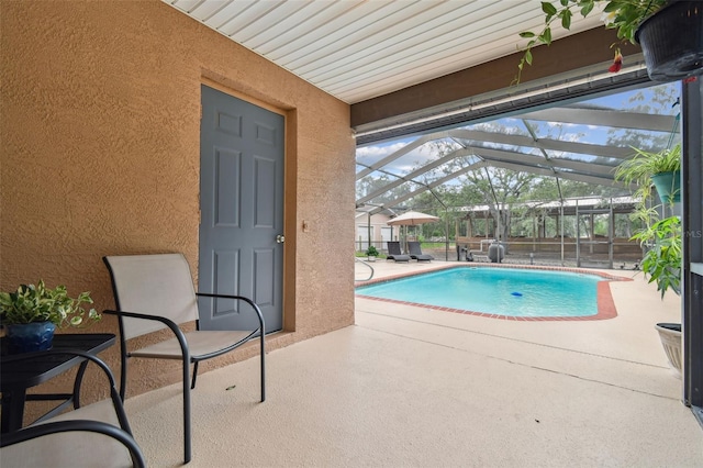 18531 Ozark Dr, Hudson, FL 34667 - swimming pool featuring a patio and glass enclosure