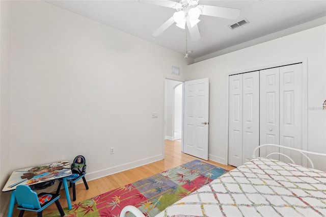 15604 Durango Cir, Brooksville, FL 34604 - bedroom featuring light wood finished floors, ceiling fan, and a closet