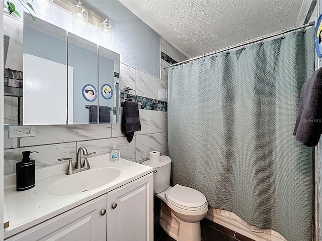 8640 Horizon Ln, Hudson, FL 34667 - full bath featuring a textured ceiling, vanity, tile walls, a shower with shower curtain, and decorative backsplash