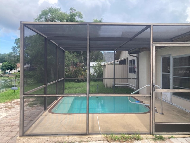 7806 Jenner Ave, New Port Richey, FL 34655 - outdoor pool with glass enclosure and a patio area