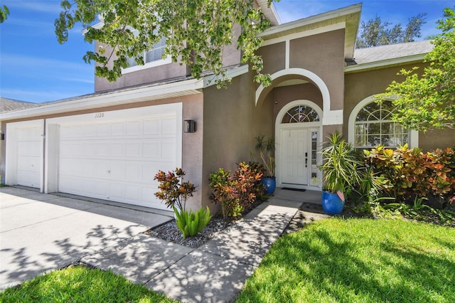 1120 Bluffs Cir, Dunedin, FL 34698 - view of front facade with stucco siding and concrete driveway