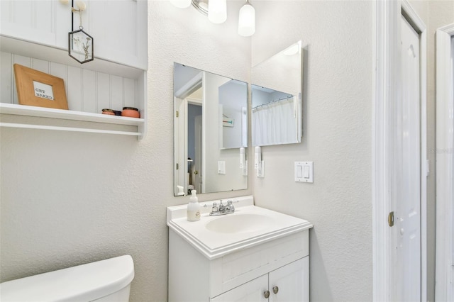 1120 Bluffs Cir, Dunedin, FL 34698 - bathroom with vanity and toilet