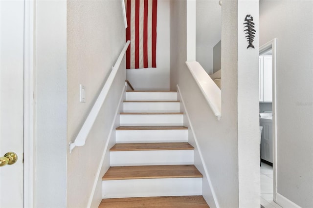 1120 Bluffs Cir, Dunedin, FL 34698 - view of staircase