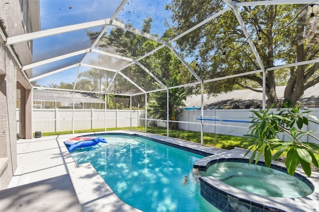 1120 Bluffs Cir, Dunedin, FL 34698 - view of swimming pool with a pool with connected hot tub, a fenced backyard, and a lanai