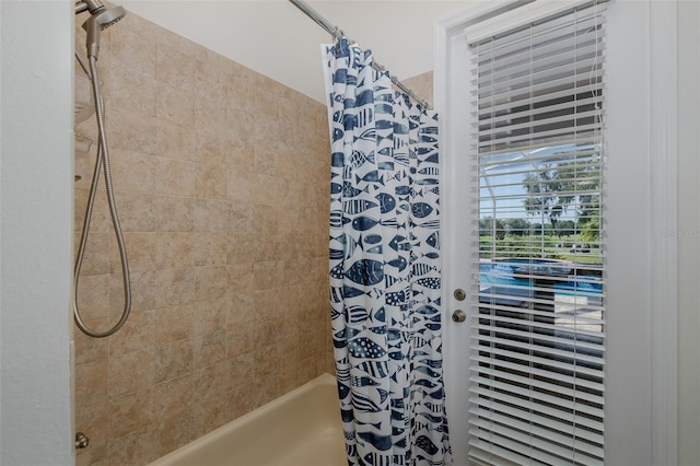 10508 Pontofino Cir, Trinity, FL 34655 - full bathroom featuring shower / bath combination with curtain
