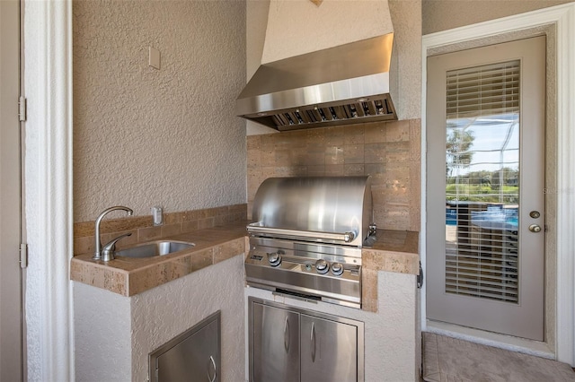 10508 Pontofino Cir, Trinity, FL 34655 - kitchen featuring wall chimney range hood, a textured wall, light countertops, and tasteful backsplash