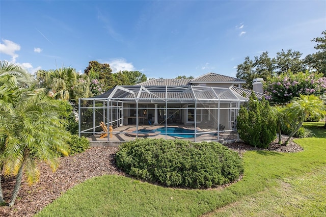 10508 Pontofino Cir, Trinity, FL 34655 - back of house with a lanai, a patio area, a yard, and a pool with connected hot tub