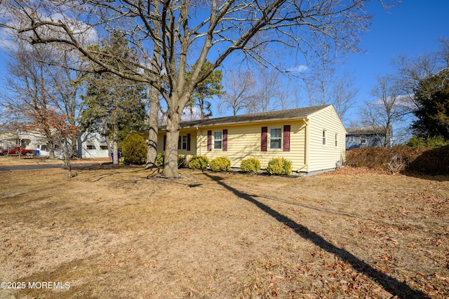 single story home with a front lawn