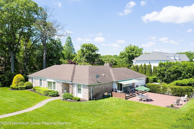 view of front of home featuring a patio and a front lawn