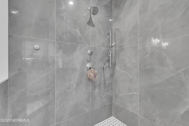 bathroom featuring a tile shower