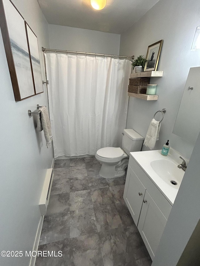 full bath featuring a shower with shower curtain, toilet, and vanity